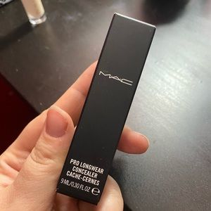 MAC NC15 Pro Longwear Concealer